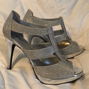 ✨Women’s high heels size 7✨